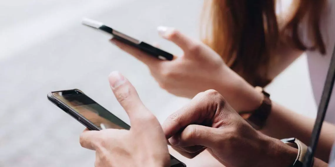 Social media use among peers and friend groups