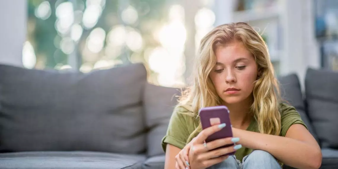 Teen assessing readiness for social media use